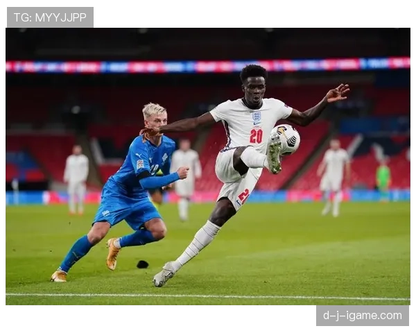 足球新星萨卡装备揭秘：性能与时尚融合，助力赛场高光表现