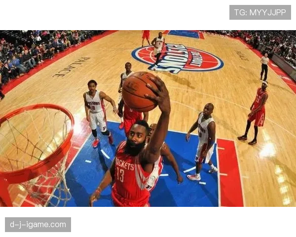 哈登利用挡拆突破对位詹姆斯拉开得分差距