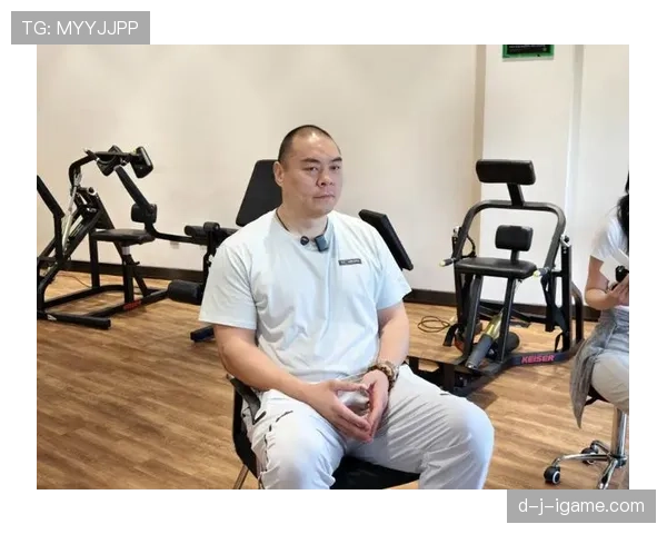 张志磊在家练拳把地板砸穿了，物业上门差点报警