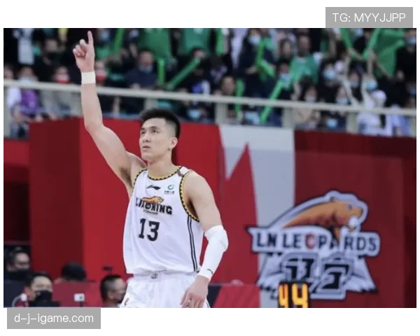 郭艾伦凌晨拎着一包泡面出地铁，停车场那辆超跑把旁边路人表情都带歪了